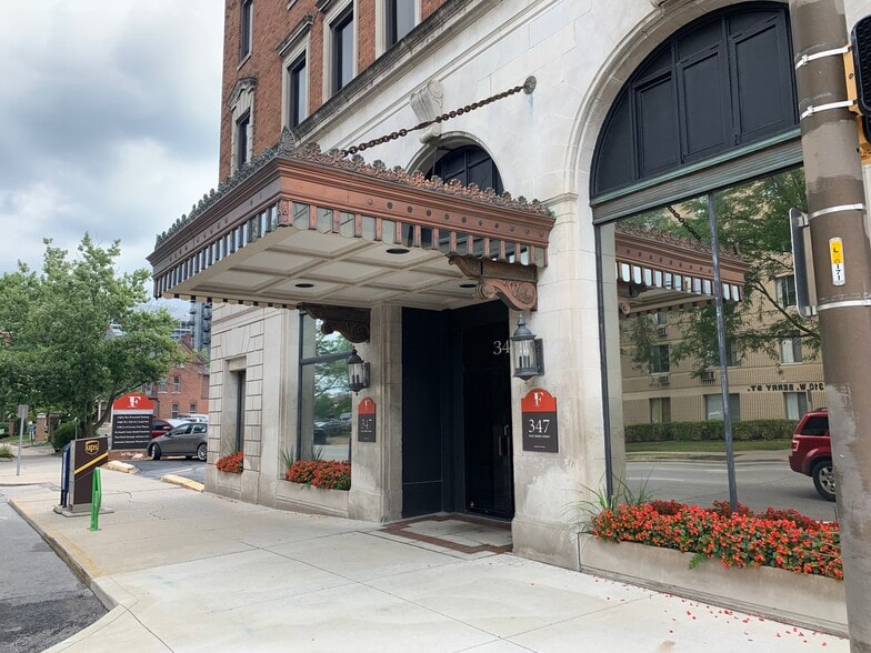 347 W Berry St, Fort Wayne, IN à louer - Photo du bâtiment - Image 2 de 11