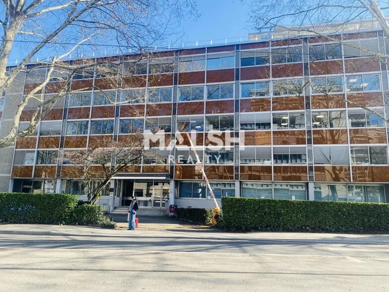 Office in Villeurbanne for lease - Building Photo - Image 2 of 15