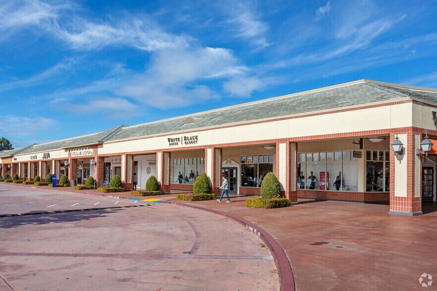 9000 Ming Ave, Bakersfield, CA à louer - Photo du bâtiment - Image 2 de 10