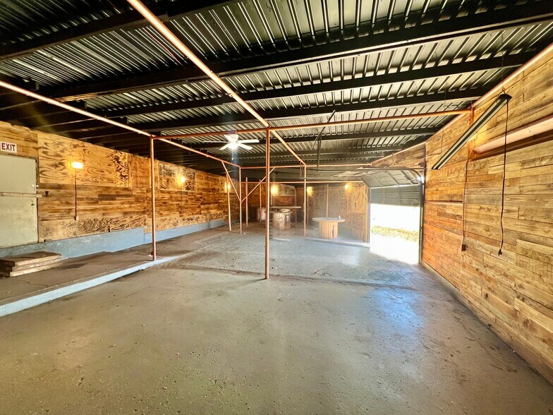 1958 NW 10th St, Oklahoma City, OK for lease - Interior Photo - Image 2 of 13