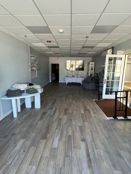 565-585 Chickering Rd, North Andover, MA for sale - Building Photo - Image 2 of 10