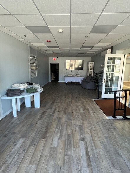 565-585 Chickering Rd, North Andover, MA à vendre - Photo du bâtiment - Image 2 de 10