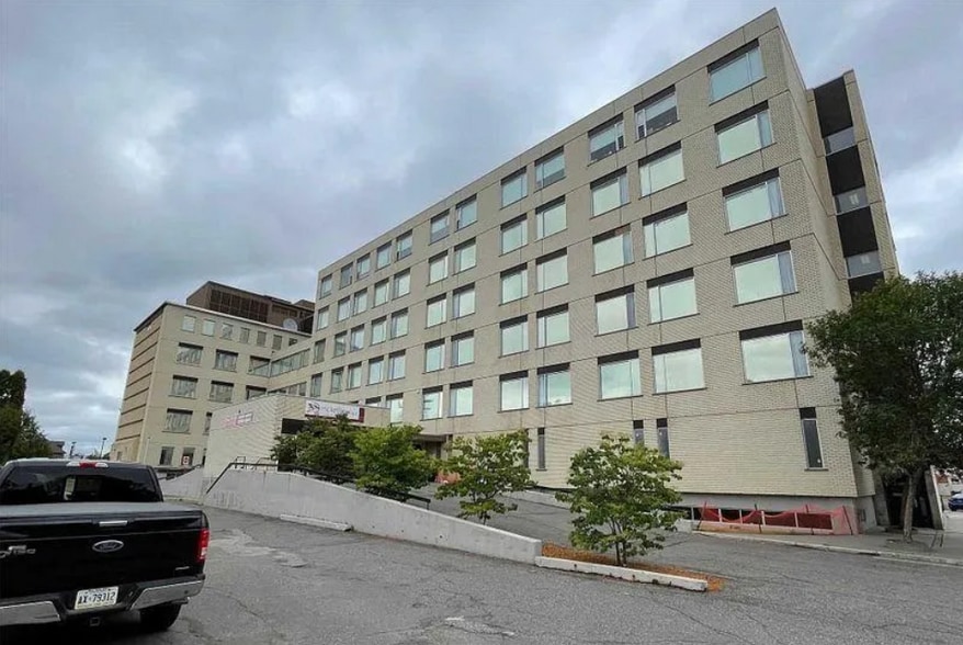 325 Archibald St S, Thunder Bay, ON for sale - Building Photo - Image 2 of 9