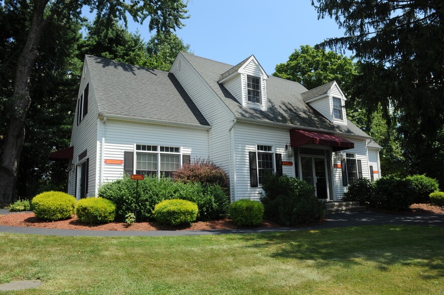 765 E Main St, Branford, CT for lease - Building Photo - Image 2 of 5