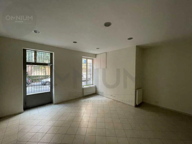 Office in Lyon for lease - Interior Photo - Image 2 of 9