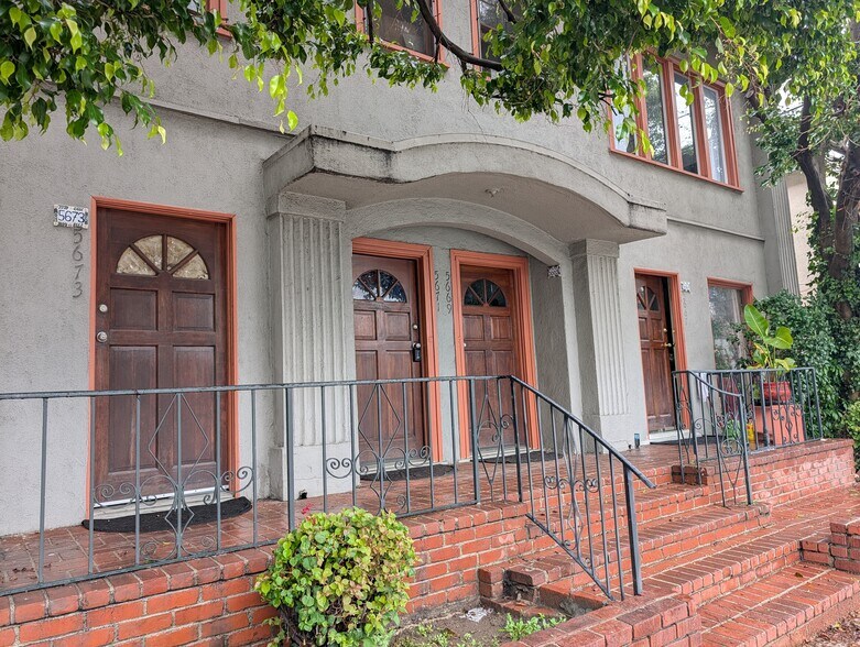 5667 Franklin Ave, Los Angeles, CA à vendre - Photo du bâtiment - Image 2 de 8