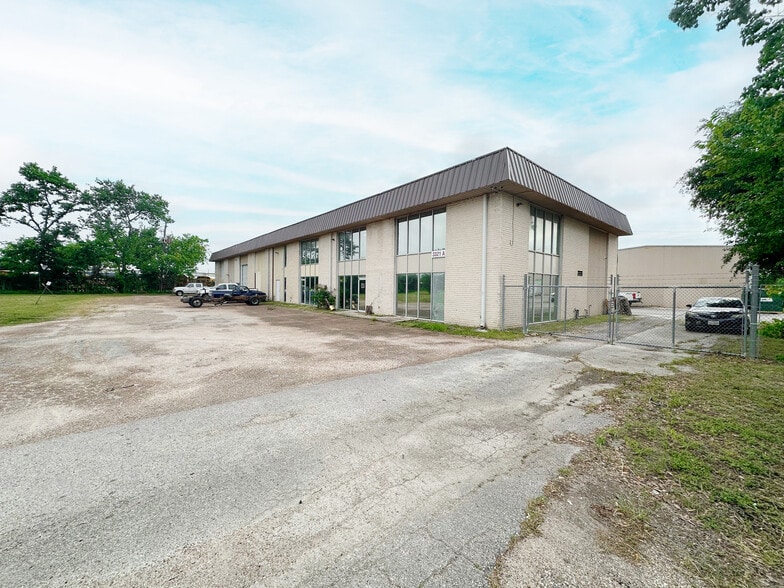 3321-3325 Westside Dr portfolio of 7 properties for sale on LoopNet.ca - Building Photo - Image 3 of 7