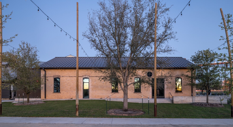 304 S Main St, Buda, TX for lease - Building Photo - Image 1 of 6