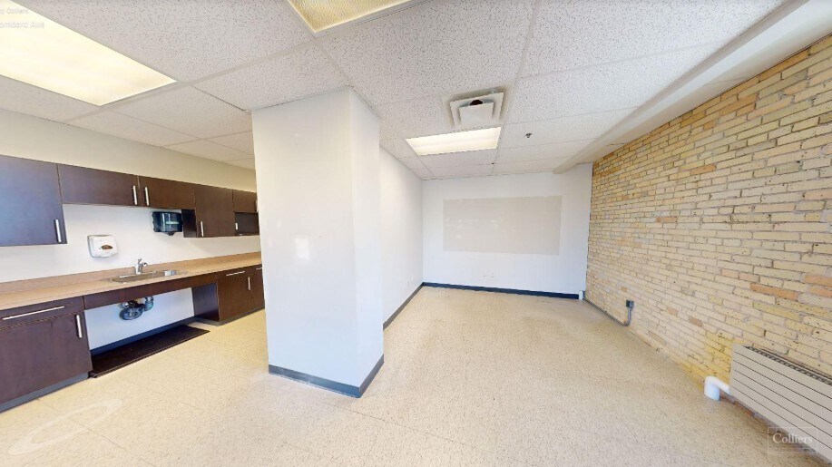 111 Lombard Ave, Winnipeg, MB for lease - Interior Photo - Image 3 of 7