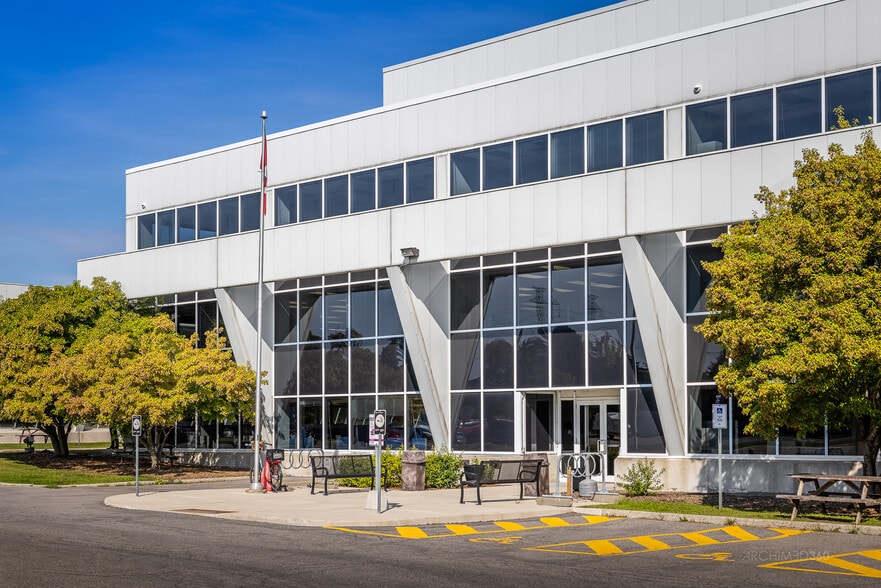 2204 Walkley Rd, Ottawa, ON à louer - Photo du bâtiment - Image 3 de 10