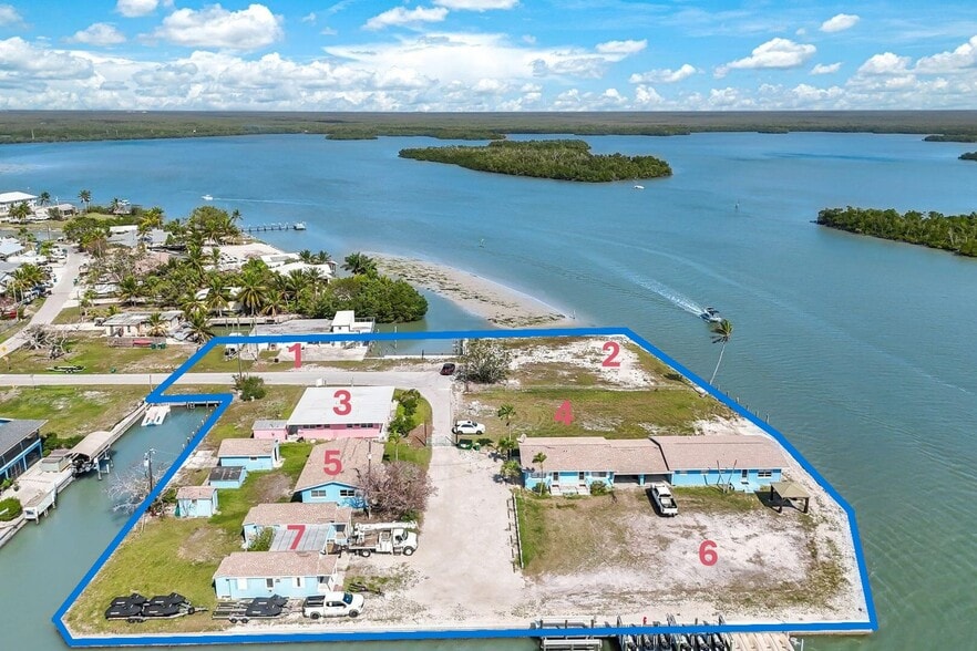 301-305 Pear Tree Ave & 107, 108, 109, 110, 111 East Ct., Goodland, FL for sale - Primary Photo - Image 1 of 4