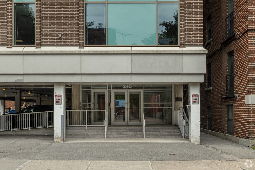 245 Cooper St, Ottawa, ON à louer - Photo du bâtiment - Image 3 de 4