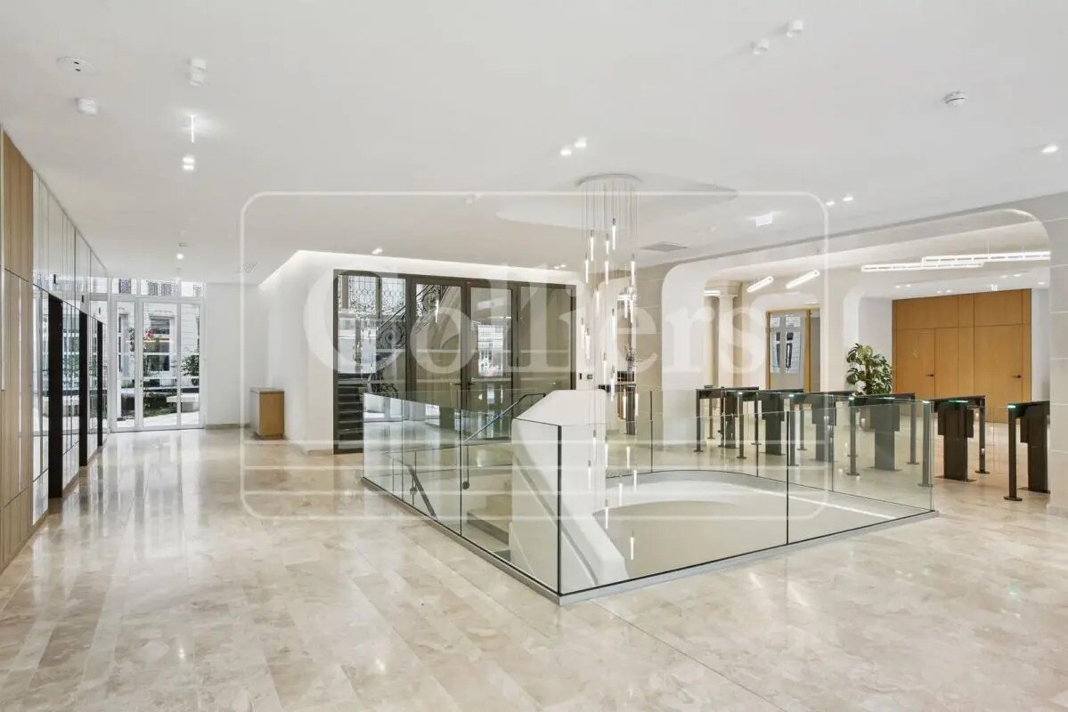 Flex in Paris for lease Building Photo- Image 1 of 14