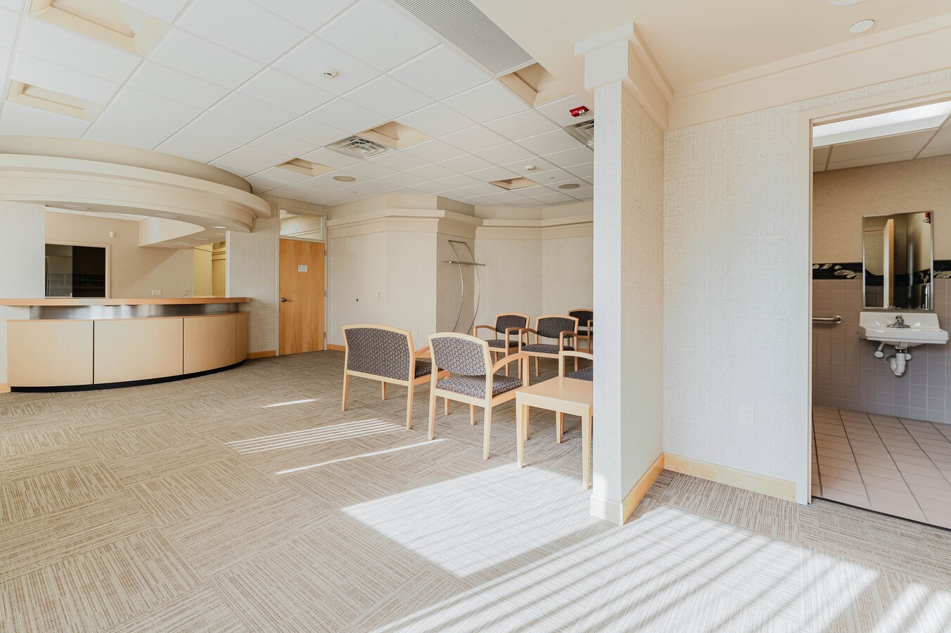1875 West Pointe Dr, Oshkosh, WI 54902 - Unit 1875 - - Interior Photo - Image 2 of 37