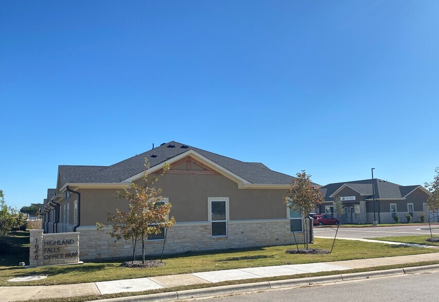 1640 Highland Falls Dr, Leander, TX à vendre - Photo du bâtiment - Image 2 de 22