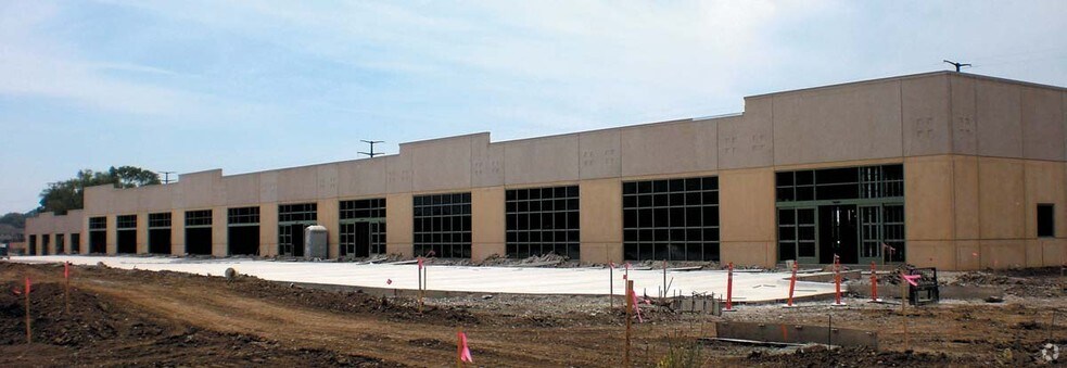1300 Metro East Dr, Pleasant Hill, IA for lease - Building Photo - Image 2 of 6