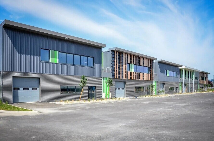 Bureau dans Conflans-Sainte-Honorine à louer - Photo du bâtiment - Image 2 de 23