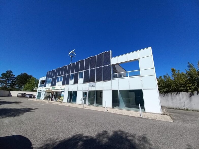 Retail in Montélimar for lease - Building Photo - Image 1 of 4