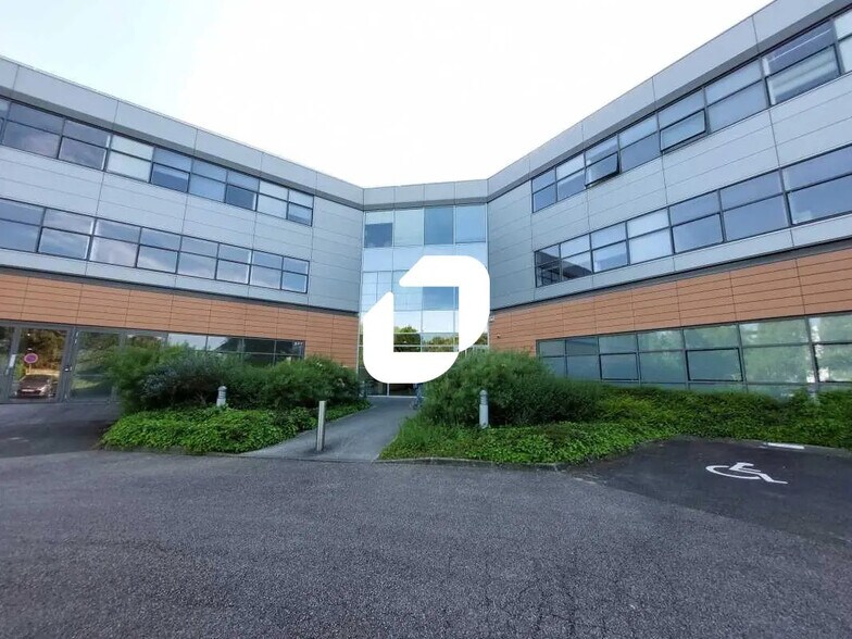 Flex in Élancourt for lease - Building Photo - Image 1 of 17