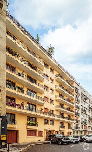 Immeuble residentiel dans Paris à vendre - Photo du bâtiment - Image 2 de 2