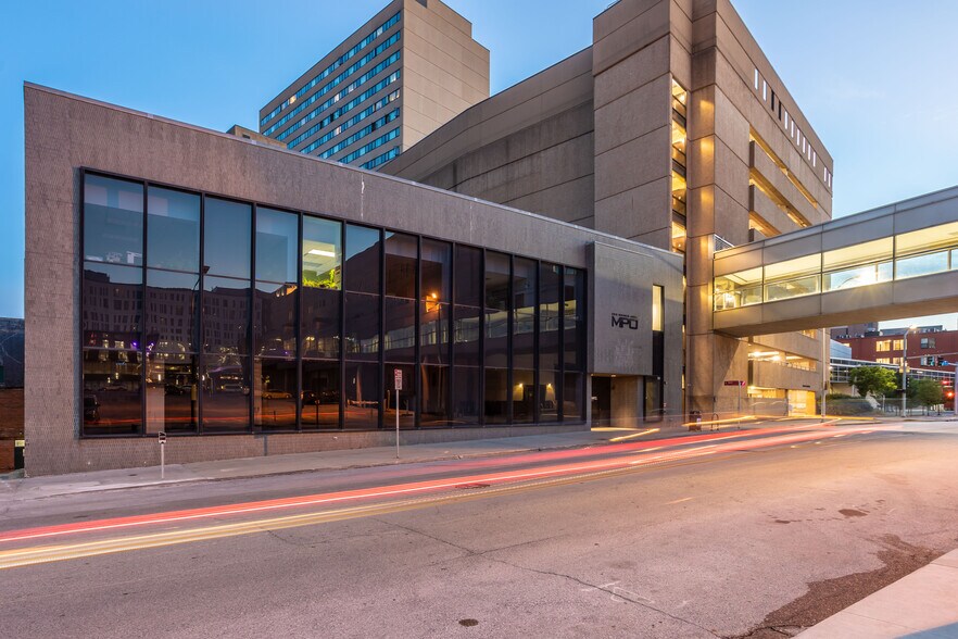 420 Watson Powell Jr Way, Des Moines, IA à louer - Photo du bâtiment - Image 3 de 3