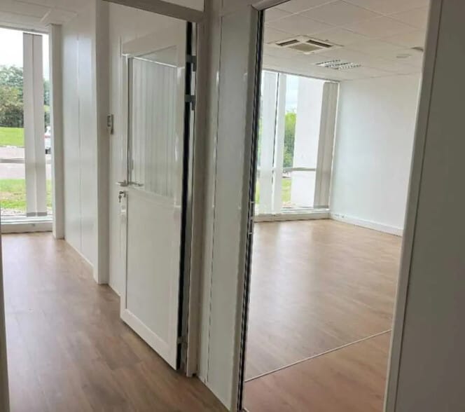 Bureau dans Saint-Priest à louer - Photo intérieure - Image 2 de 21