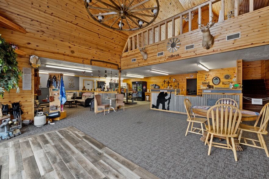 1116 N 5th St, Custer, SD à vendre - Photo du bâtiment - Image 2 de 133