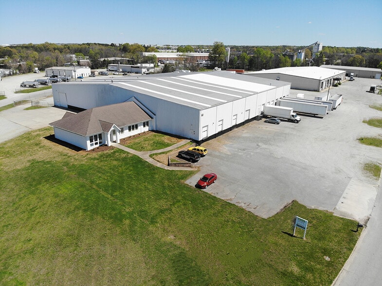 7712 Boeing Dr, Greensboro, NC for lease - Primary Photo - Image 1 of 9