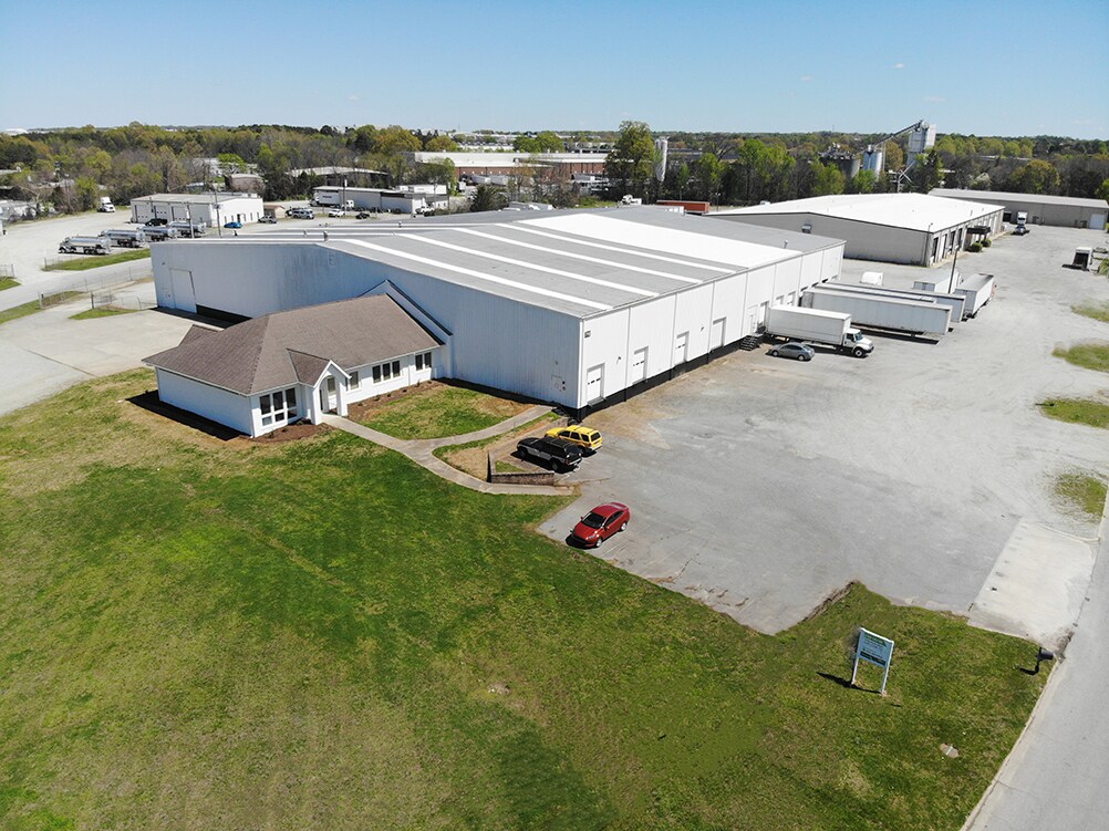 7712 Boeing Dr, Greensboro, NC à louer Photo principale- Image 1 de 10