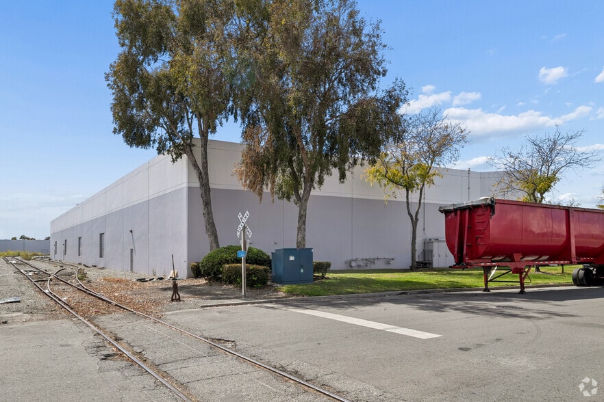 1942-1958 Sabre St, Hayward, CA for lease - Building Photo - Image 2 of 20