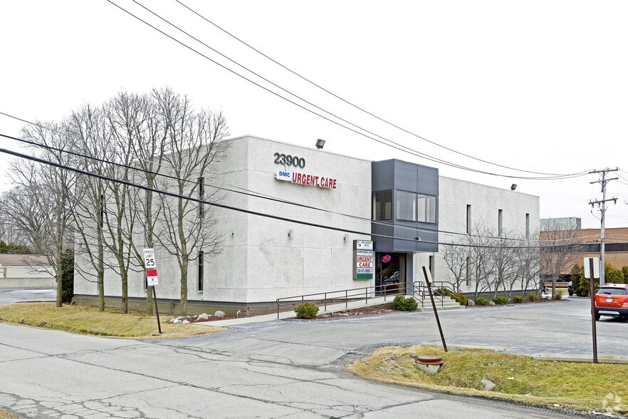 Medical Office Portfolio portfolio of 3 properties for sale on LoopNet.ca - Primary Photo - Image 2 of 2