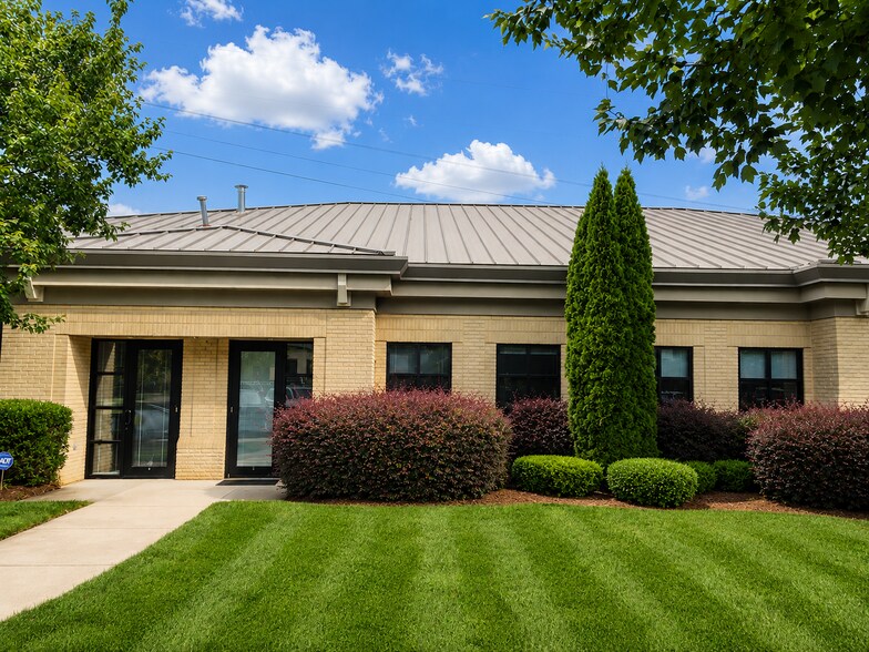 9723 Northcross Center Ct, Huntersville, NC à louer - Photo du bâtiment - Image 3 de 29