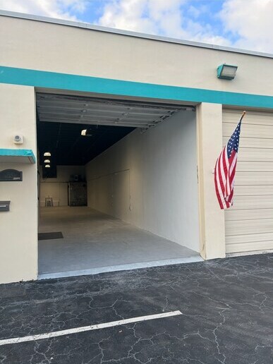 8891-8897 SW 129th Ter, Miami, FL à louer - Photo du bâtiment - Image 3 de 4