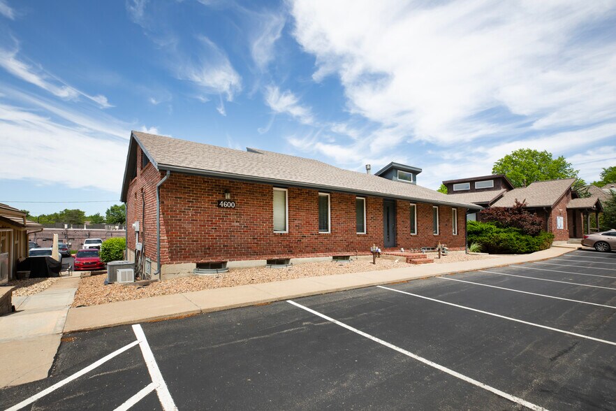 4600 W 90th Ter, Prairie Village, KS à louer - Photo du bâtiment - Image 2 de 3