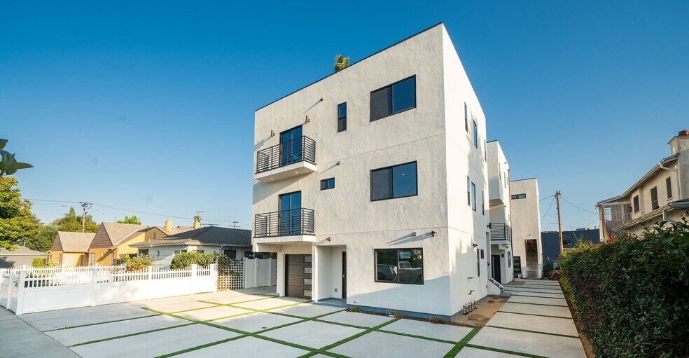 6082 W 18th St, Los Angeles, CA à vendre - Photo du bâtiment - Image 3 de 48