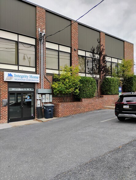 205 S Liberty St, Harrisonburg, VA à louer - Photo du bâtiment - Image 1 de 20