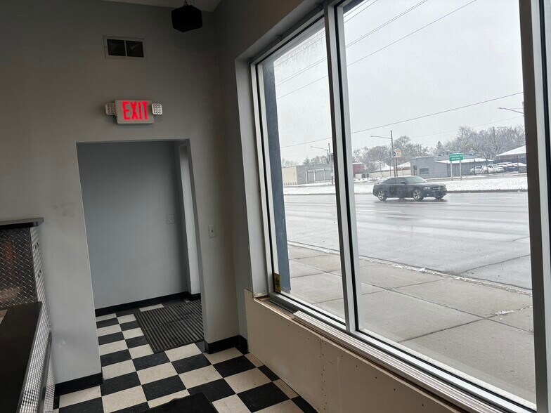 13417 E 8 Mile Rd, Warren, MI à louer - Photo du bâtiment - Image 2 de 7