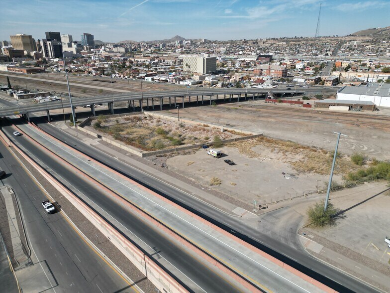 1535 Paisano Dr, El Paso, TX à vendre - Photo du bâtiment - Image 2 de 4