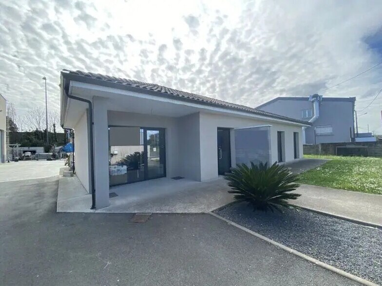Office in Lormont for lease - Building Photo - Image 2 of 9