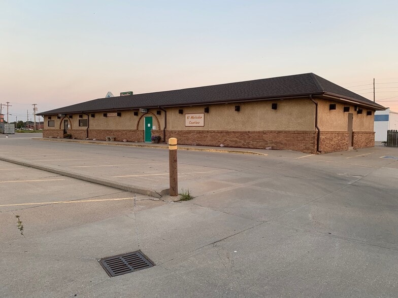 2453 33rd Ave, Columbus, NE à vendre - Photo du bâtiment - Image 1 de 8
