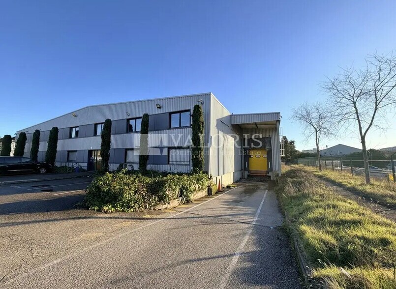 Bureau dans Vaulx-en-Velin à louer - Photo du bâtiment - Image 2 de 8