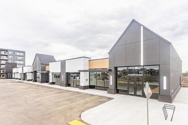 Plus de détails pour 5335 Edgemont Blvd NW, Edmonton, AB - Commerce de détail à vendre