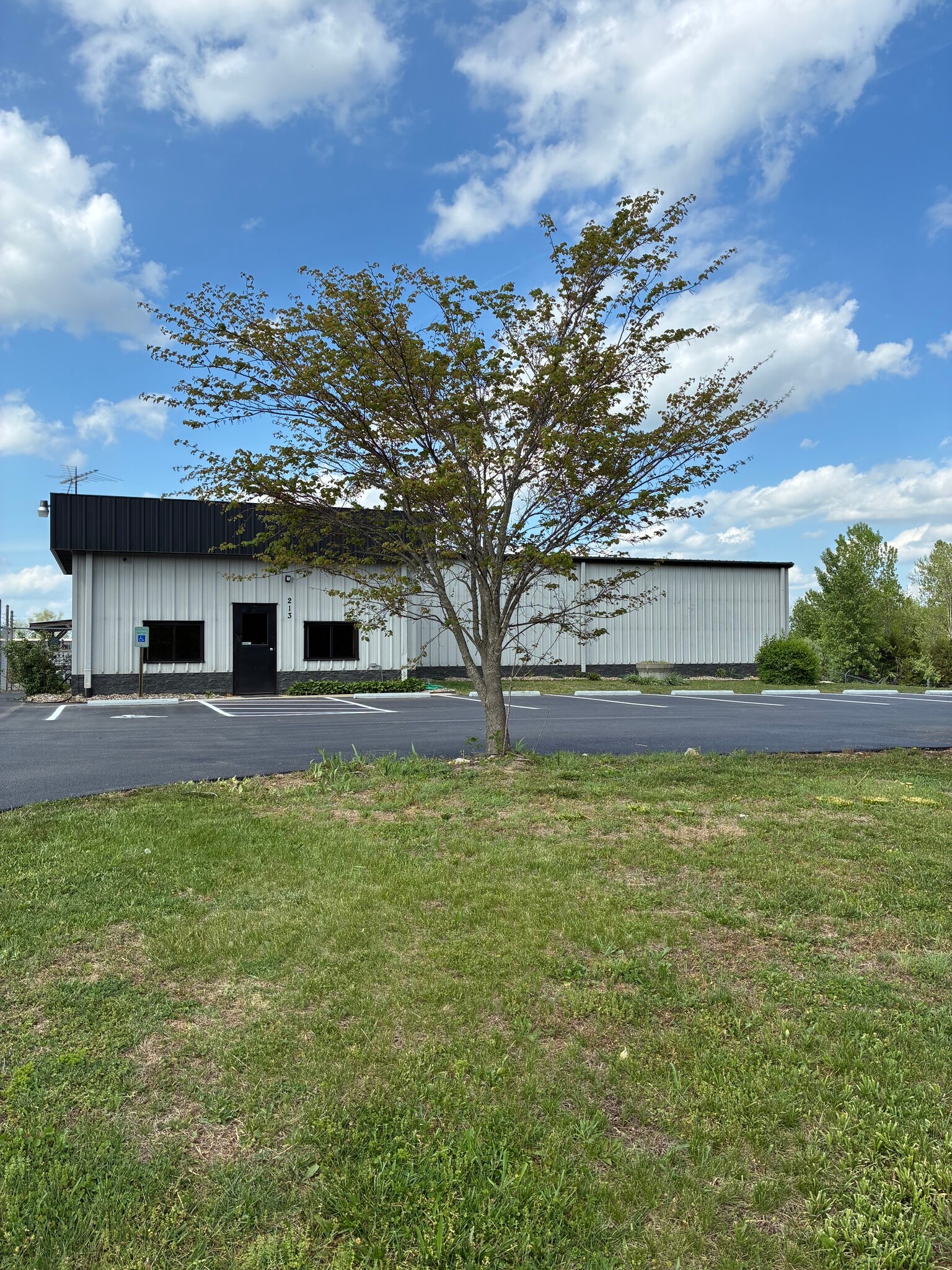 213 Corporate Dr, Elizabethtown, KY for lease Primary Photo- Image 1 of 12