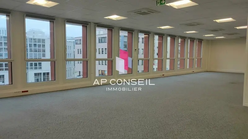 Office in Montigny-le-Bretonneux for lease - Building Photo - Image 3 of 7