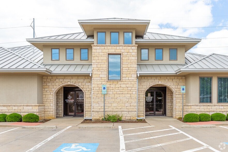 2435 W Oak St, Denton, TX à louer - Photo du bâtiment - Image 2 de 7