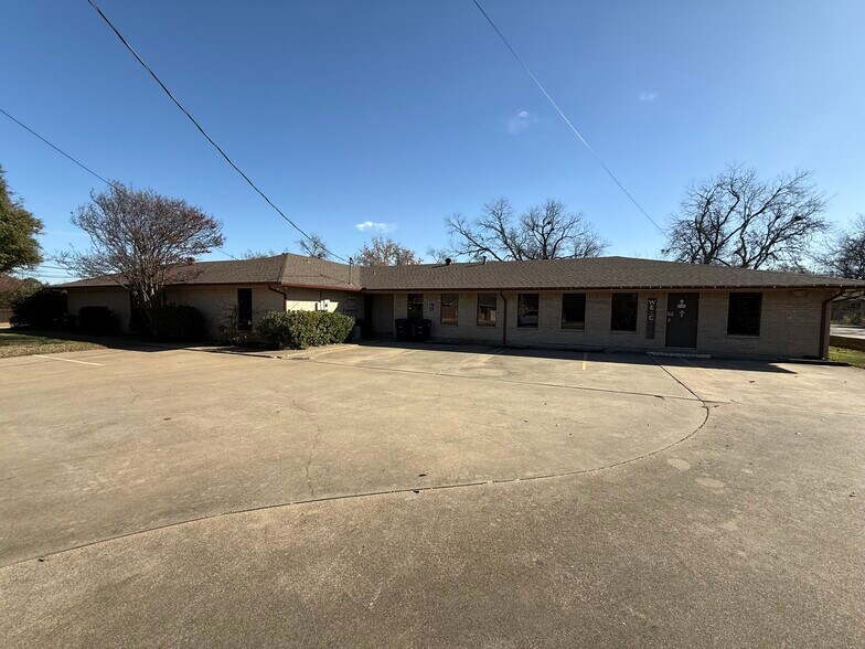907 N Granbury St, Cleburne, TX à louer - Photo du bâtiment - Image 2 de 7