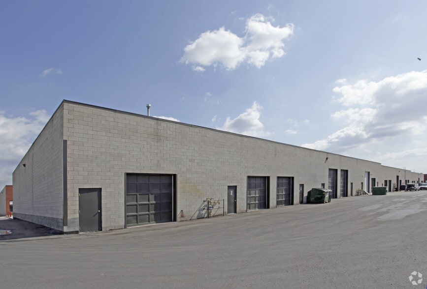 2080 Steeles Ave E, Brampton, ON à vendre - Photo du bâtiment - Image 2 de 2
