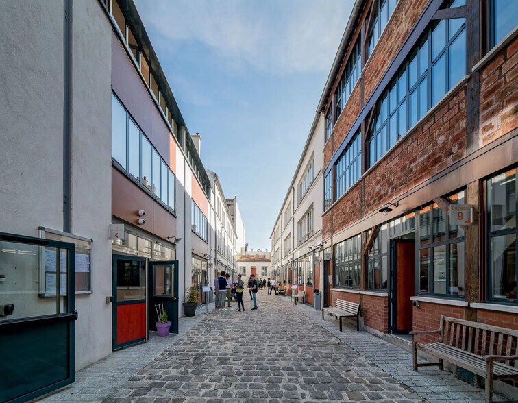 80 Rue Des Haies, Paris for lease - Building Photo - Image 2 of 2