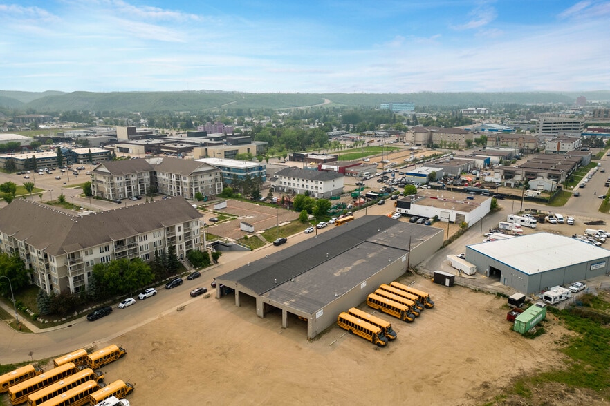8030 Golosky Av, Fort McMurray, AB à louer - Photo du bâtiment - Image 3 de 48