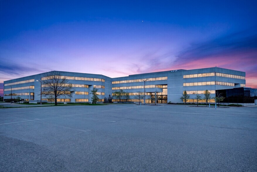 1560 E Maple Rd, Troy, MI à louer - Photo du bâtiment - Image 2 de 27